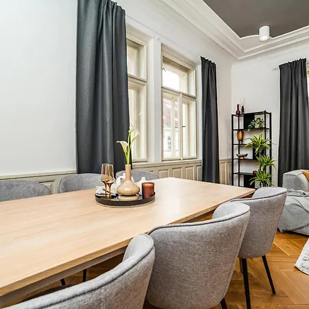 公寓 Luxurious 3bed Very Spacious In The Area *