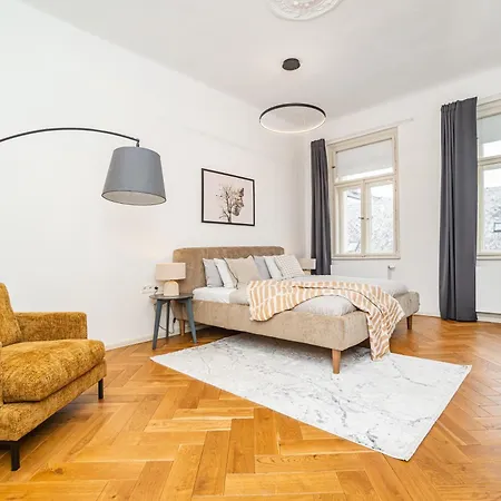 Apartmán Luxurious 3bed Very Spacious In The Area *
