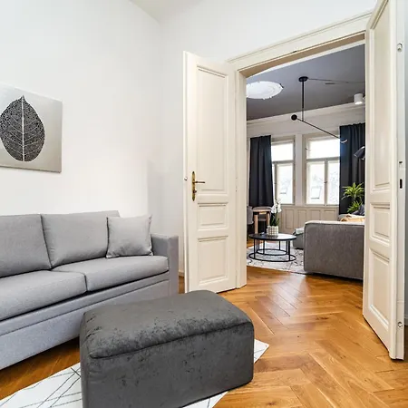 Luxurious 3bed Very Spacious In The Area Apartmán